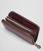 Bottega Veneta® PORTEFEUILLE ZIPPÉ AUBERGINE EN CUIR VN INTRECCIATO Bottega Veneta® PORTEFEUILLE ZIPPÉ AUBERGINE EN CUIR VN INTRECCIATO
