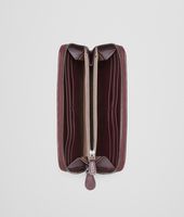 Bottega Veneta® PORTEFEUILLE ZIPPÉ AUBERGINE EN CUIR VN INTRECCIATO Bottega Veneta® PORTEFEUILLE ZIPPÉ AUBERGINE EN CUIR VN INTRECCIATO