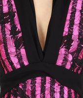 Bottega Veneta® BESTICKTES KLEID AUS MACRAMÉ-JACQUARD NERO UND ROSA SHOCK Bottega Veneta® BESTICKTES KLEID AUS MACRAMÉ-JACQUARD NERO UND ROSA SHOCK