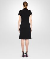 Bottega Veneta® BESTICKTES KLEID AUS MACRAMÉ-JACQUARD NERO UND ROSA SHOCK Bottega Veneta® BESTICKTES KLEID AUS MACRAMÉ-JACQUARD NERO UND ROSA SHOCK