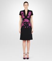 Bottega Veneta® BESTICKTES KLEID AUS MACRAMÉ-JACQUARD NERO UND ROSA SHOCK Bottega Veneta® BESTICKTES KLEID AUS MACRAMÉ-JACQUARD NERO UND ROSA SHOCK