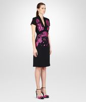 Bottega Veneta® BESTICKTES KLEID AUS MACRAMÉ-JACQUARD NERO UND ROSA SHOCK Bottega Veneta® BESTICKTES KLEID AUS MACRAMÉ-JACQUARD NERO UND ROSA SHOCK