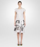 Bottega Veneta® BEDRUCKTES KLEID AUS LAMINIERTEM JACQUARD MIST UND SILVER Bottega Veneta® BEDRUCKTES KLEID AUS LAMINIERTEM JACQUARD MIST UND SILVER