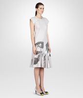 Bottega Veneta® BEDRUCKTES KLEID AUS LAMINIERTEM JACQUARD MIST UND SILVER Bottega Veneta® BEDRUCKTES KLEID AUS LAMINIERTEM JACQUARD MIST UND SILVER