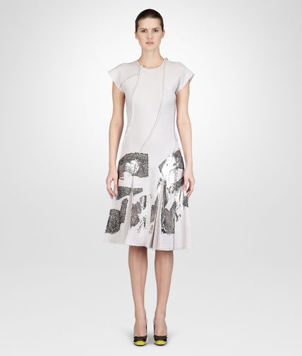 BOTTEGA VENETA - BEDRUCKTES KLEID AUS LAMINIERTEM JACQUARD MIST UND SILVER