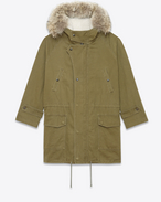 Parka con cappuccio color kaki in cotone e gabardine di lino, shearling color avorio e pelliccia di Coyote