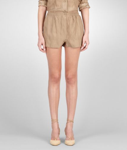 BOTTEGA VENETA - Kurze Hose aus Satin Walnut