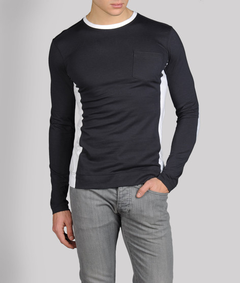 Long-sleeve t-shirt