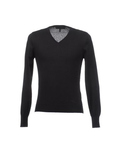 ZOOM LIU •JO - V-neck