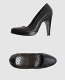 100% - Closed-toe slip-ons 
