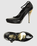 ALEXANDER MCQUEEN - Decolletes con plateau