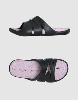 SPEEDO - CHAUSSURES - Pantoufles - sur YOOX.COM