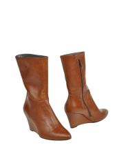 02 - High-heeled boots