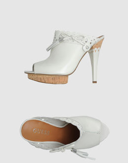 GUESS - CALZATURE - Sandali con plateau - su YOOX.COM
