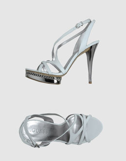 GUESS - CALZATURE - Sandali con plateau - su YOOX.COM