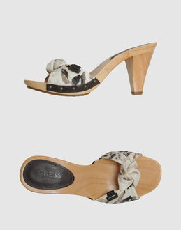 GUESS BY MARCIANO - CALZATURE - Sandali con plateau - su YOOX.COM