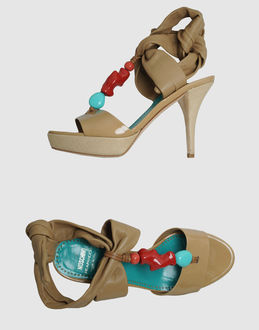MOSCHINO CHEAPANDCHIC - CALZATURE - Sandali con plateau - su YOOX.COM