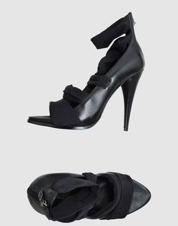 GUESS - CALZATURE - Sandali con plateau - su YOOX.COM