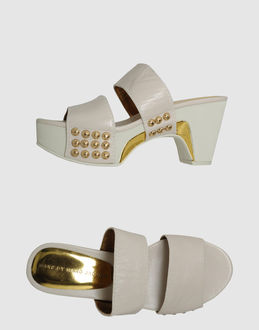 MARC BY MARC JACOBS - CALZATURE - Sandali con plateau - su YOOX.COM