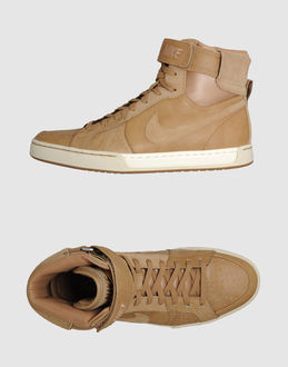 NIKE - SCHUHE - Hochgeschlossener Sneakers - bei YOOX.COM