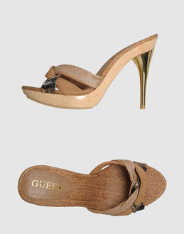 GUESS - CALZATURE - Sandali con plateau - su YOOX.COM