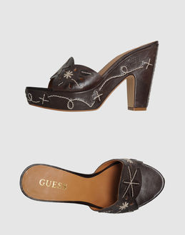 GUESS - CALZATURE - Sandali con plateau - su YOOX.COM