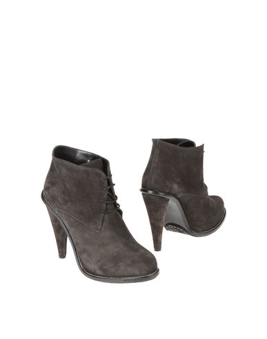 ZOOM OPENING CEREMONY - Shoe boots