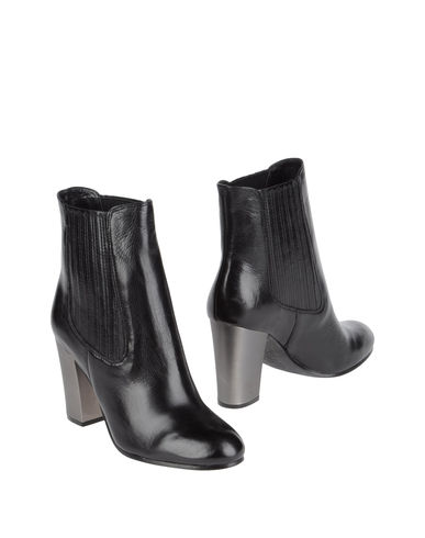 the perfect black boot