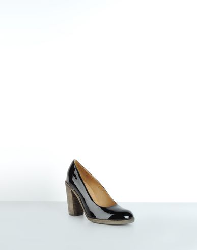 Closed-toe slip-ons 