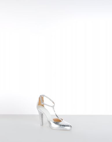 Closed-toe slip-ons 