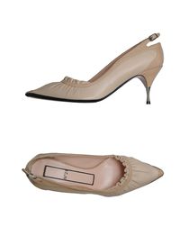 N° 21 - Closed-toe slip-ons