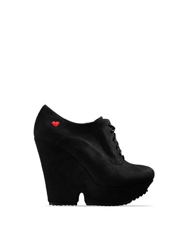 Moschino, Stringate