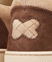 Bottega Veneta® Sneaker aus Wildleder Intrecciato Edoardo und Walnut Bottega Veneta® Sneaker aus Wildleder Intrecciato Edoardo und Walnut