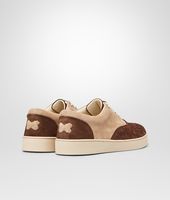 Bottega Veneta® Sneaker aus Wildleder Intrecciato Edoardo und Walnut Bottega Veneta® Sneaker aus Wildleder Intrecciato Edoardo und Walnut