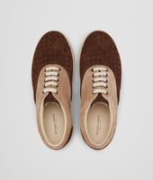 Bottega Veneta® Sneaker aus Wildleder Intrecciato Edoardo und Walnut Bottega Veneta® Sneaker aus Wildleder Intrecciato Edoardo und Walnut