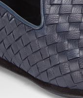 Bottega Veneta® Chausson Outdoor Prusse en veau Foulard Intrecciato Bottega Veneta® Chausson Outdoor Prusse en veau Foulard Intrecciato