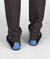 Bottega Veneta® Slipper aus weichem Ziegenleder und Samt Prusse Bottega Veneta® Slipper aus weichem Ziegenleder und Samt Prusse
