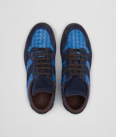 Bottega Veneta® Sneaker aus Kalbswildleder Intrecciato Prusse und Électrique Bottega Veneta® Sneaker aus Kalbswildleder Intrecciato Prusse und Électrique