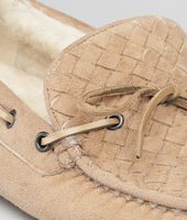 Bottega Veneta® Mokassin aus Shearling Intrecciato Walnut Bottega Veneta® Mokassin aus Shearling Intrecciato Walnut