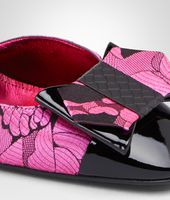 Bottega Veneta® SANDALE AUS JACQUARD-SHANTUNG MIT CHRYSANTHEMEN-MUSTER NERO UND ROSA SHOCK Bottega Veneta® SANDALE AUS JACQUARD-SHANTUNG MIT CHRYSANTHEMEN-MUSTER NERO UND ROSA SHOCK