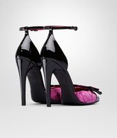 Bottega Veneta® SANDALE AUS JACQUARD-SHANTUNG MIT CHRYSANTHEMEN-MUSTER NERO UND ROSA SHOCK Bottega Veneta® SANDALE AUS JACQUARD-SHANTUNG MIT CHRYSANTHEMEN-MUSTER NERO UND ROSA SHOCK