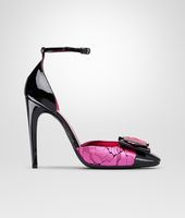 Bottega Veneta® SANDALE AUS JACQUARD-SHANTUNG MIT CHRYSANTHEMEN-MUSTER NERO UND ROSA SHOCK Bottega Veneta® SANDALE AUS JACQUARD-SHANTUNG MIT CHRYSANTHEMEN-MUSTER NERO UND ROSA SHOCK