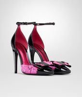 Bottega Veneta® SANDALE AUS JACQUARD-SHANTUNG MIT CHRYSANTHEMEN-MUSTER NERO UND ROSA SHOCK Bottega Veneta® SANDALE AUS JACQUARD-SHANTUNG MIT CHRYSANTHEMEN-MUSTER NERO UND ROSA SHOCK