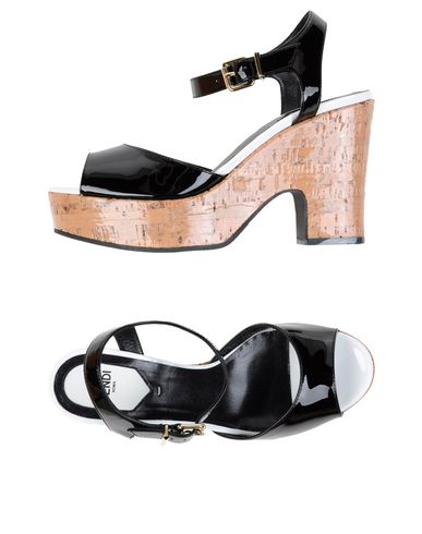 Сандалии FENDI