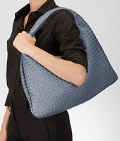 Bottega Veneta® Große Veneta aus Nappaleder Intrecciato Krim Bottega Veneta® Große Veneta aus Nappaleder Intrecciato Krim