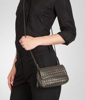 Bottega Veneta® Kleine Messenger-Tasche aus Nappaleder Intrecciato Bottega Veneta® Kleine Messenger-Tasche aus Nappaleder Intrecciato