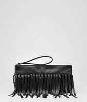 Bottega Veneta® Pochette aus Nappa Intrecciato mit Fransen Nero Bottega Veneta® Pochette aus Nappa Intrecciato mit Fransen Nero