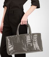 Bottega Veneta® Fenice Bag aus glänzendem Krokodilleder Fumé in Shadow Bottega Veneta® Fenice Bag aus glänzendem Krokodilleder Fumé in Shadow