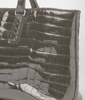 Bottega Veneta® Fenice Bag aus glänzendem Krokodilleder Fumé in Shadow Bottega Veneta® Fenice Bag aus glänzendem Krokodilleder Fumé in Shadow