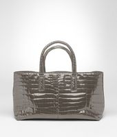 Bottega Veneta® Fenice Bag aus glänzendem Krokodilleder Fumé in Shadow Bottega Veneta® Fenice Bag aus glänzendem Krokodilleder Fumé in Shadow